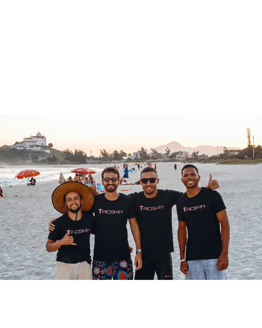 Team RioSkim na praia ao pôr do sol