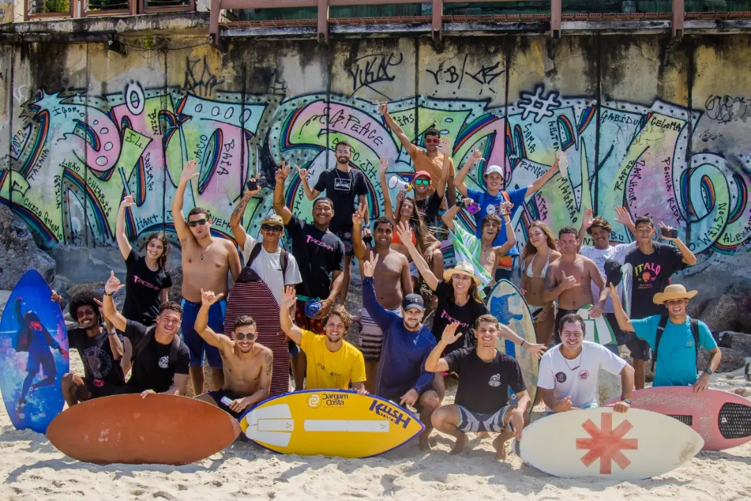 Comunidade RioSkim reunida na praia após sessão de skimboard